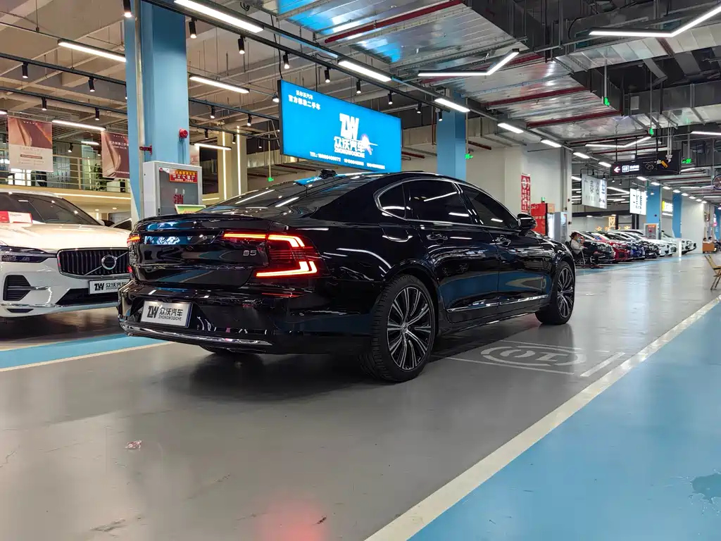 VOLVO S90 2023