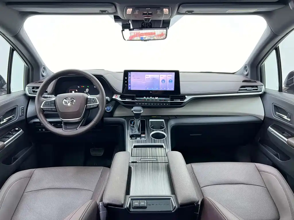 TOYOTA GRANVIA 2024