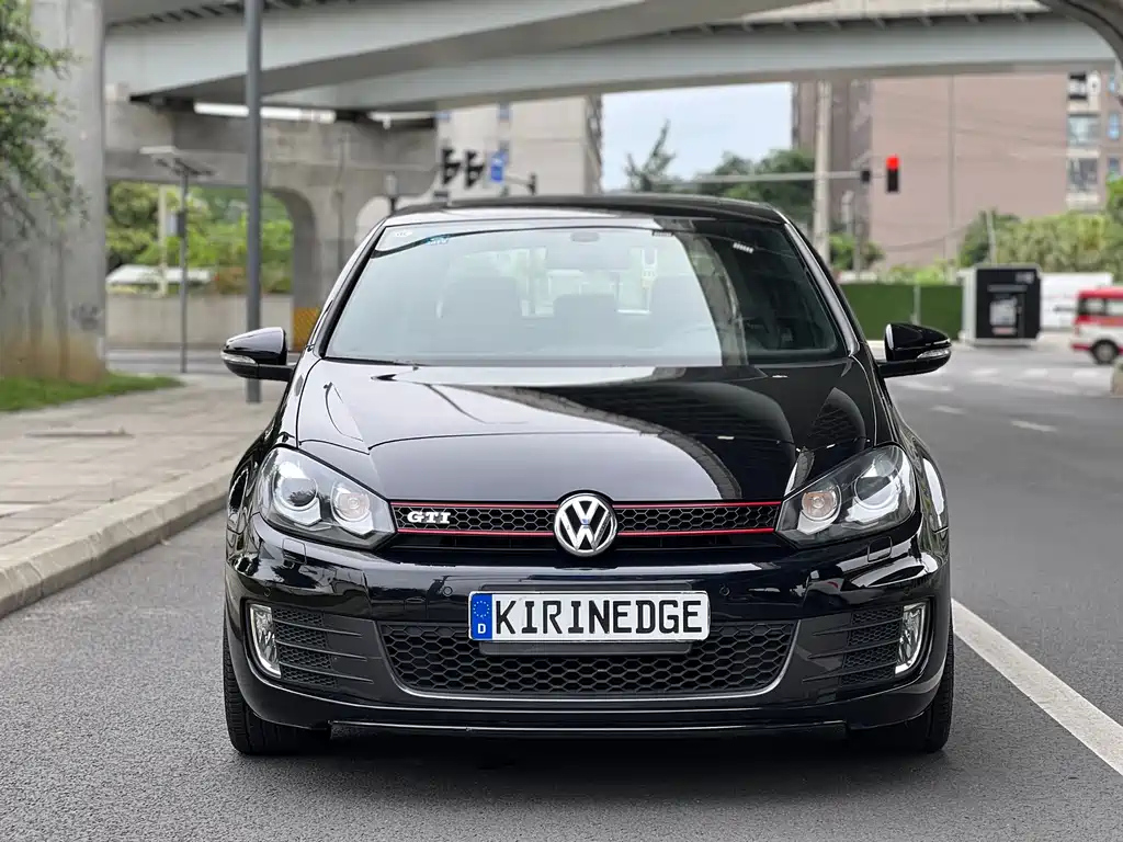 VOLKSWAGEN GOLF 2010