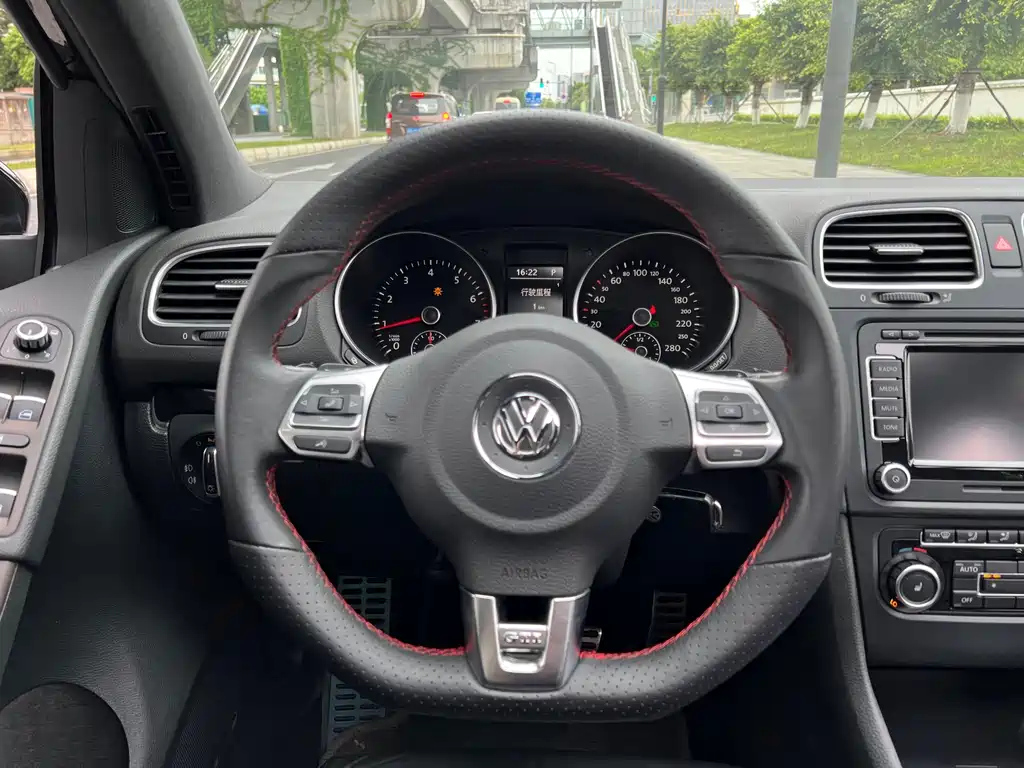 VOLKSWAGEN GOLF 2010