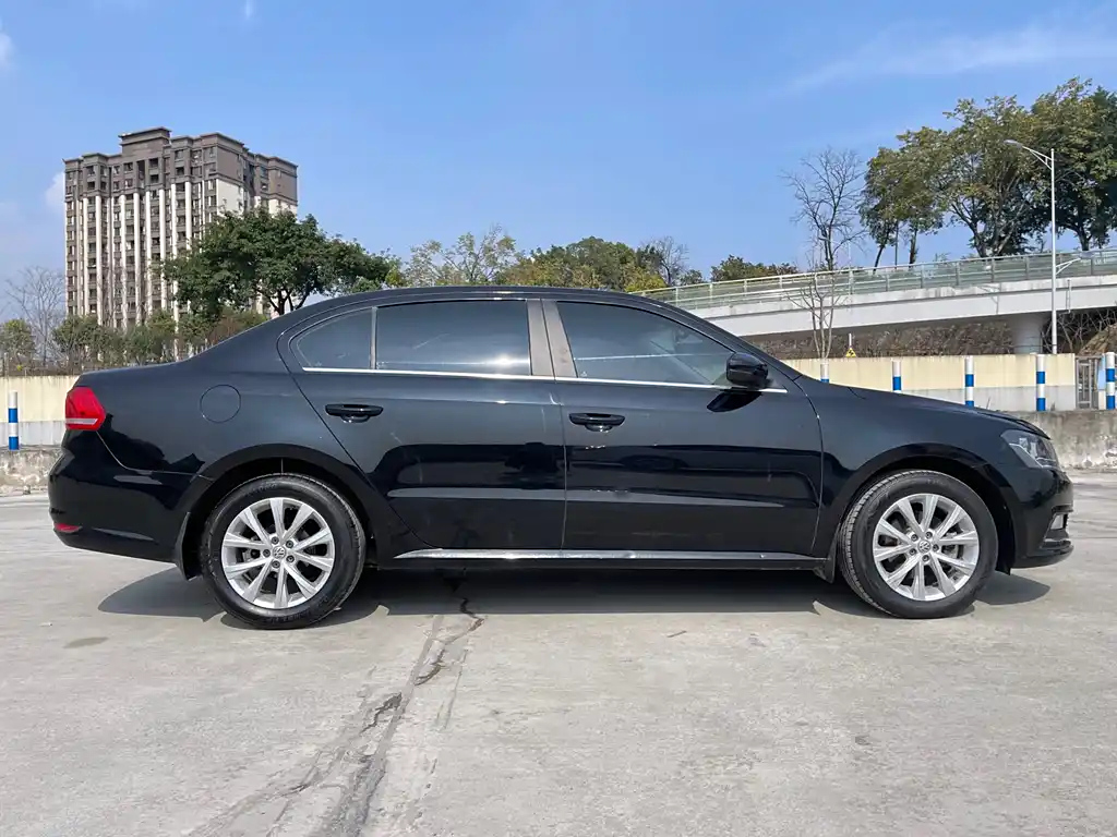 VOLKSWAGEN LAVIDA 2015