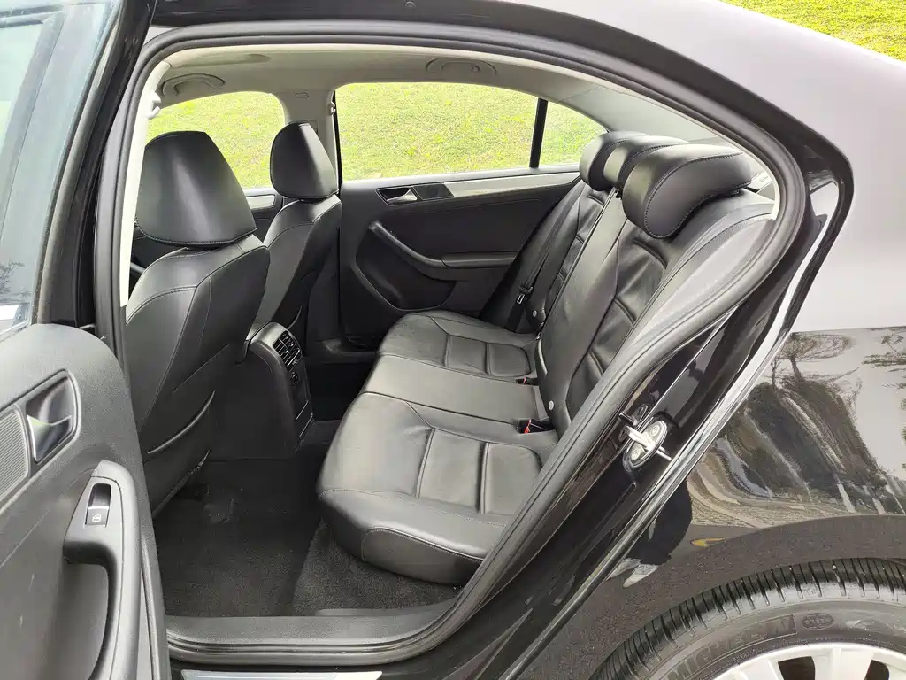 VOLKSWAGEN SAGITAR 2014