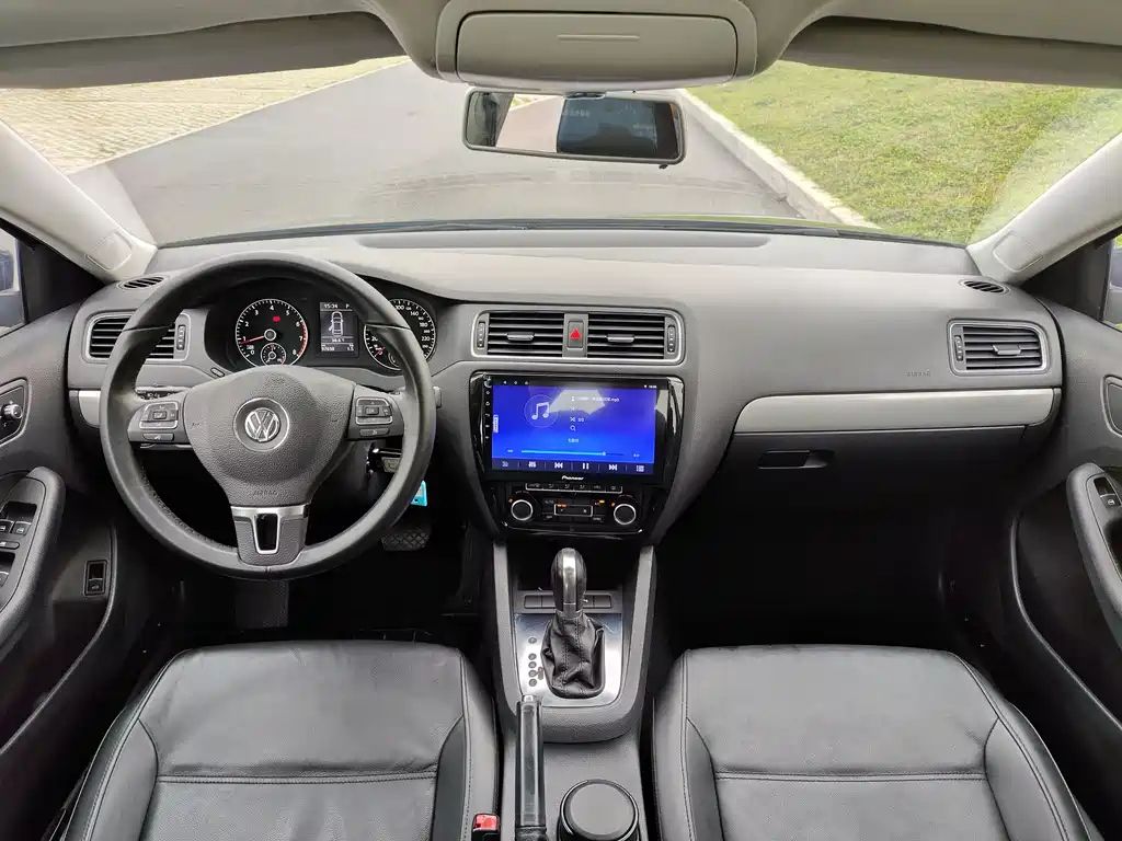 VOLKSWAGEN SAGITAR 2014