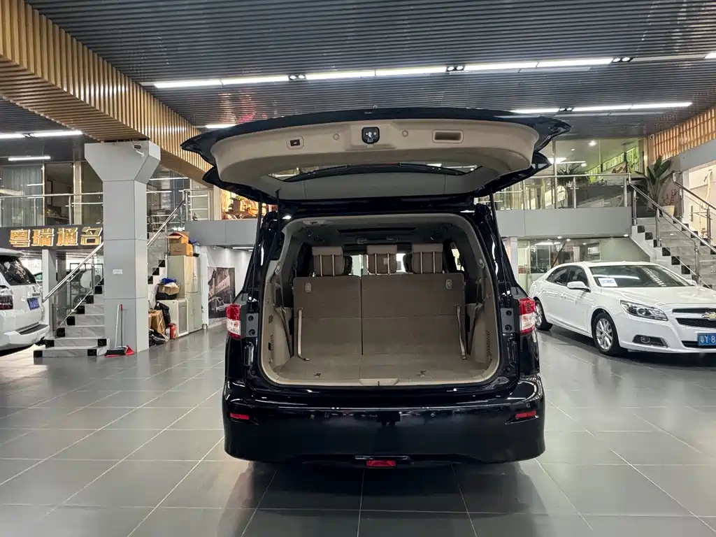 NISSAN QUEST 2017