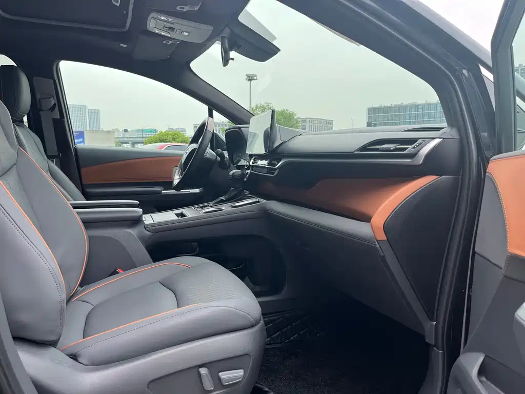 TOYOTA GRANVIA 2024