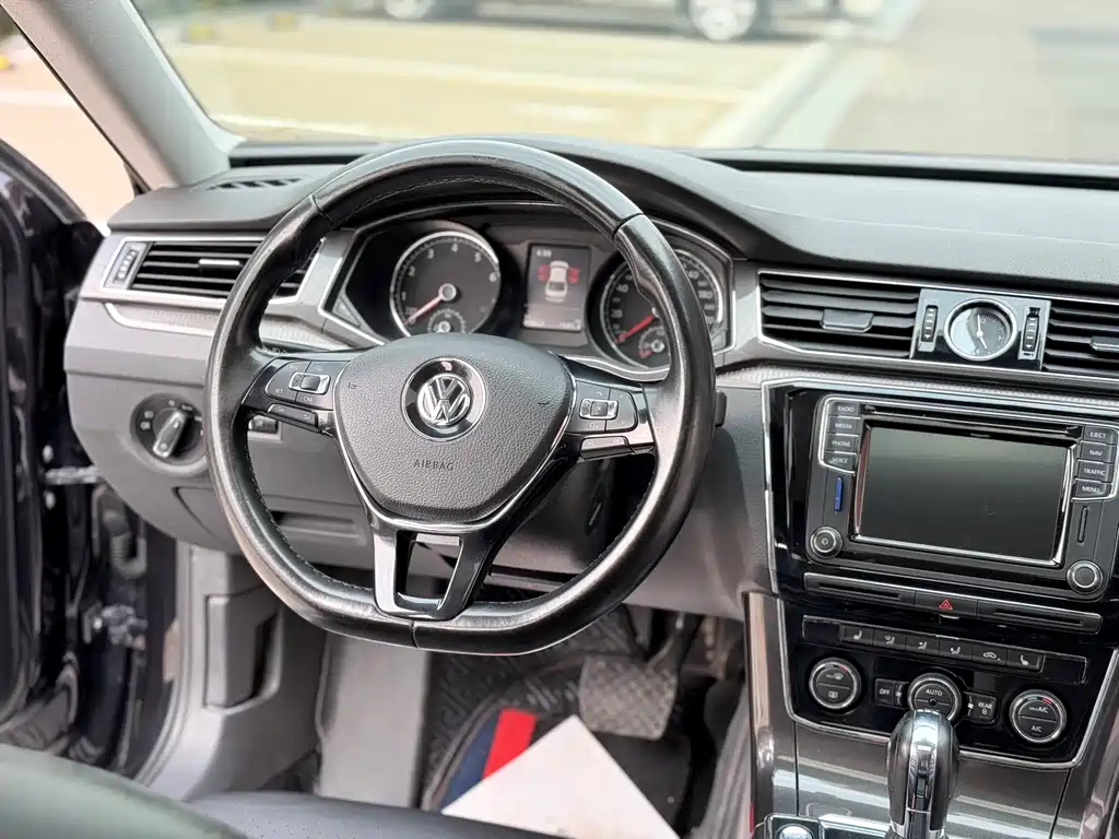 VOLKSWAGEN PASSAT 2017