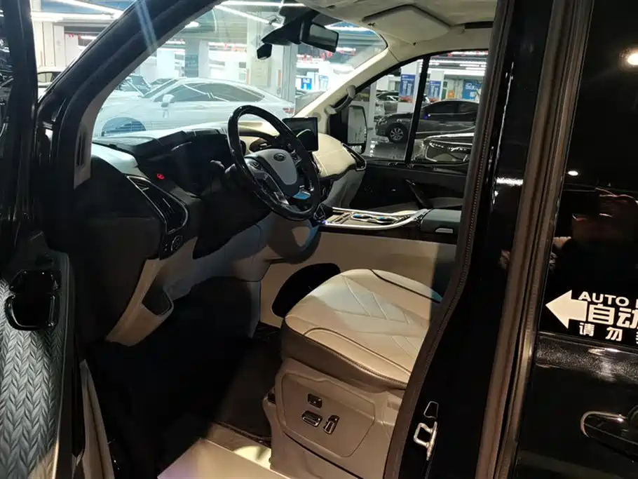 FORD TOUREO 2020