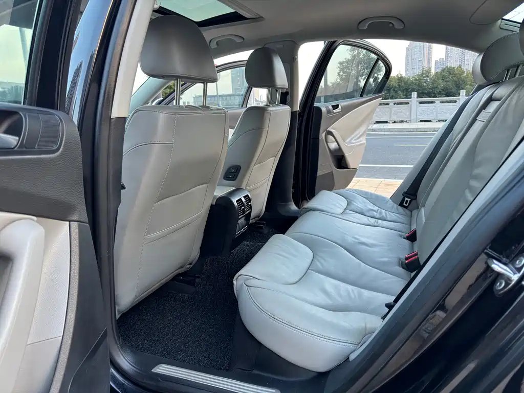 VOLKSWAGEN MAGOTAN 2011