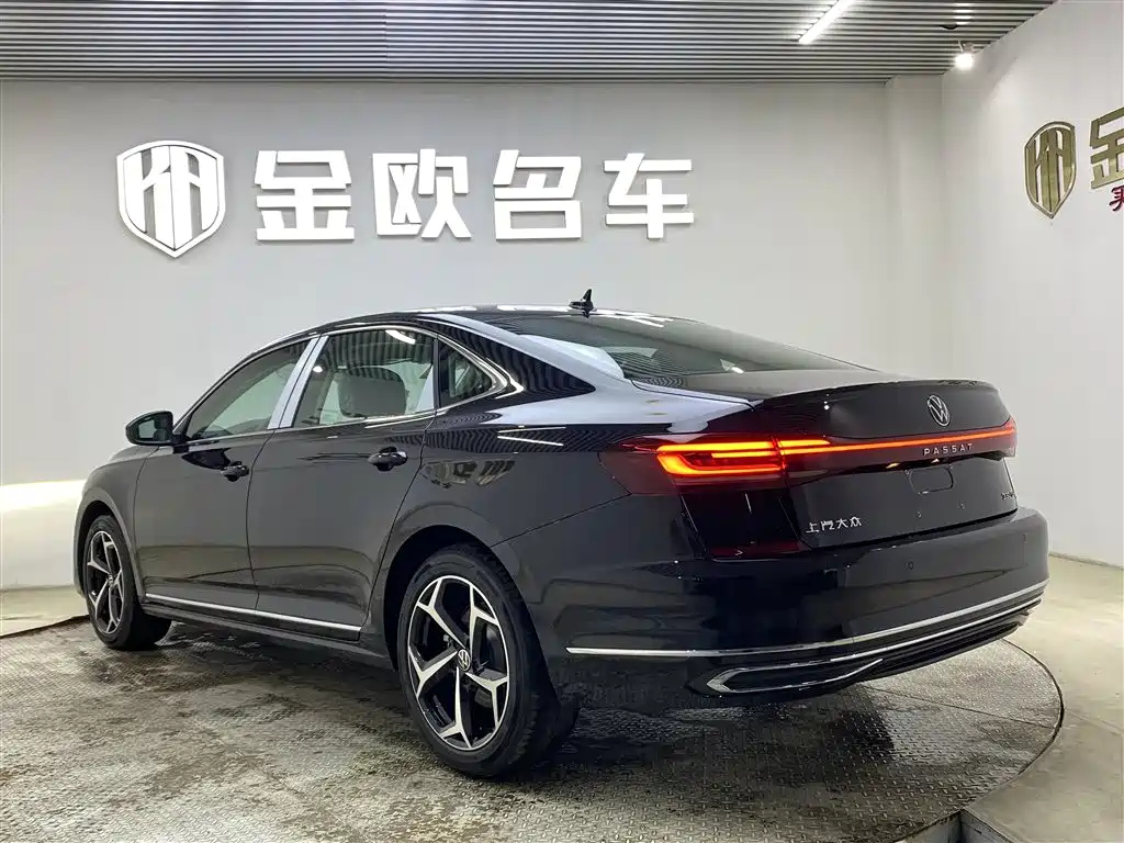 VOLKSWAGEN PASSAT 2024