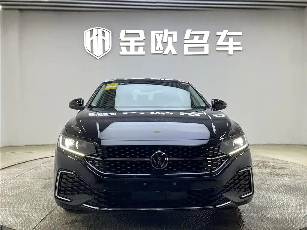 VOLKSWAGEN PASSAT 2024