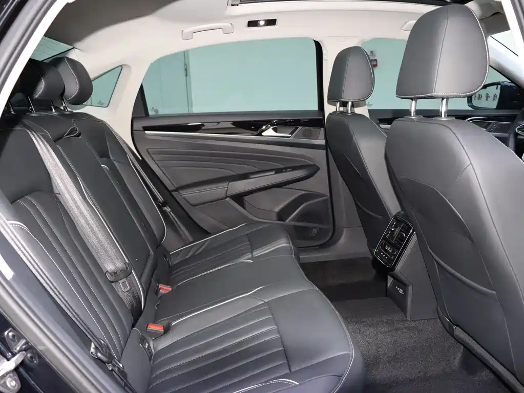VOLKSWAGEN PASSAT 2024