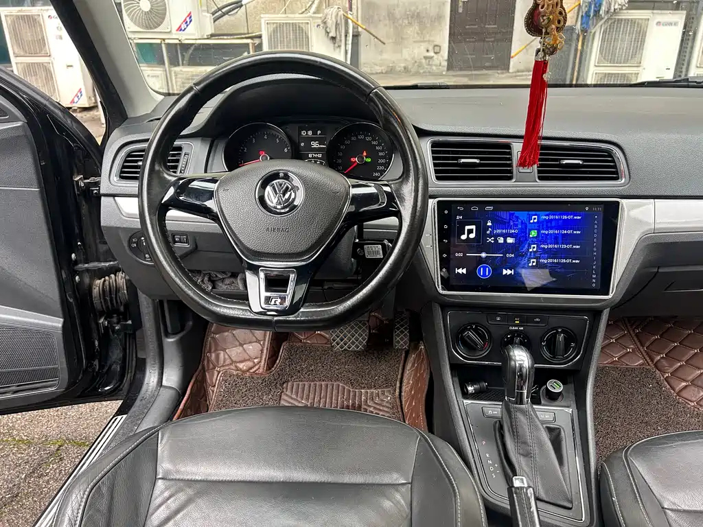 VOLKSWAGEN LAVIDA 2015