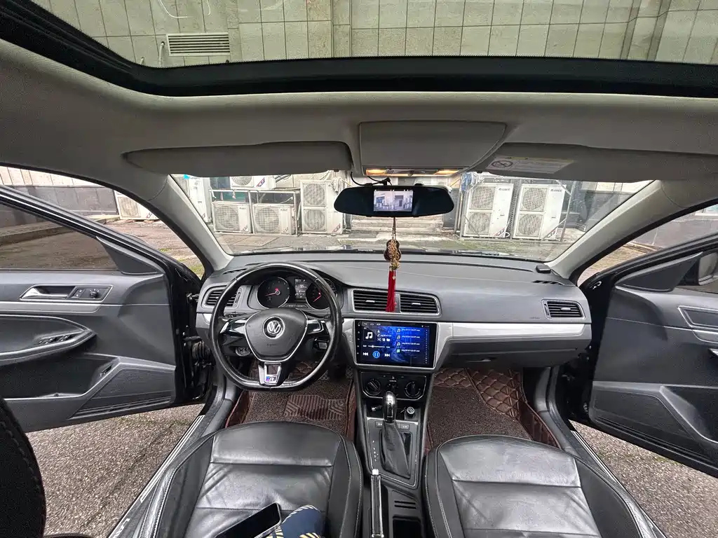 VOLKSWAGEN LAVIDA 2015