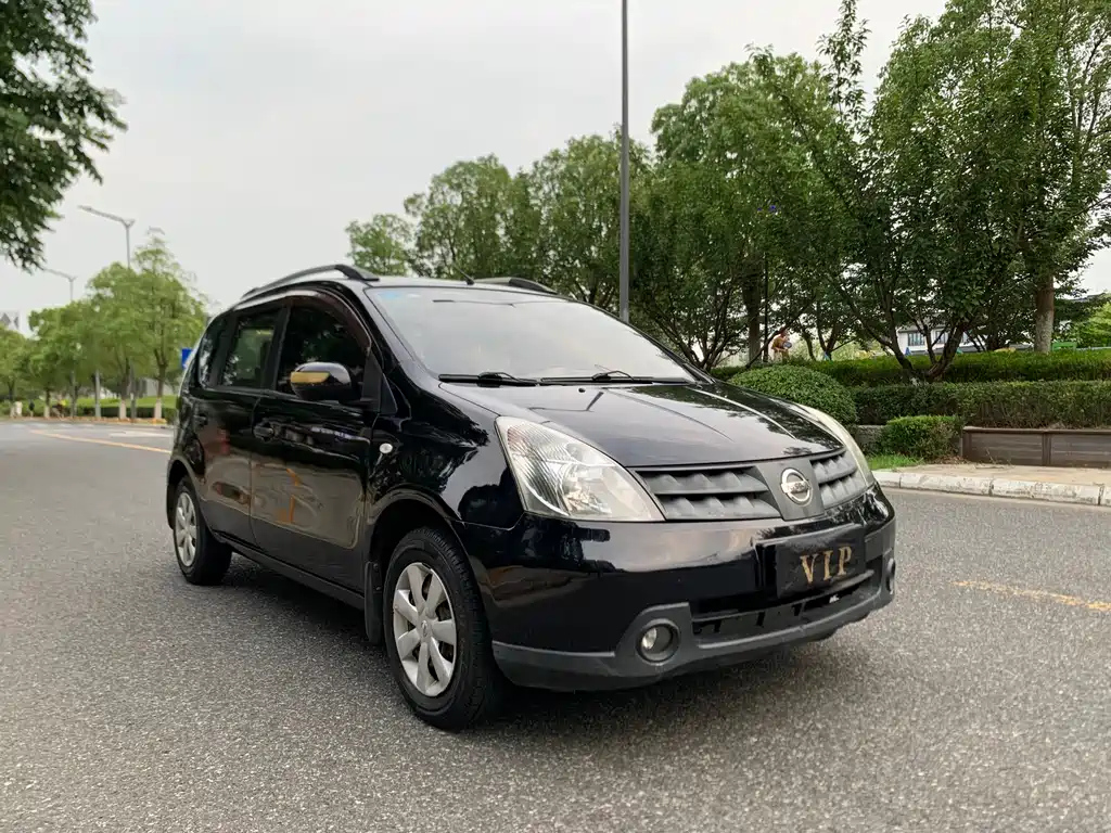 NISSAN LIVINA 2010