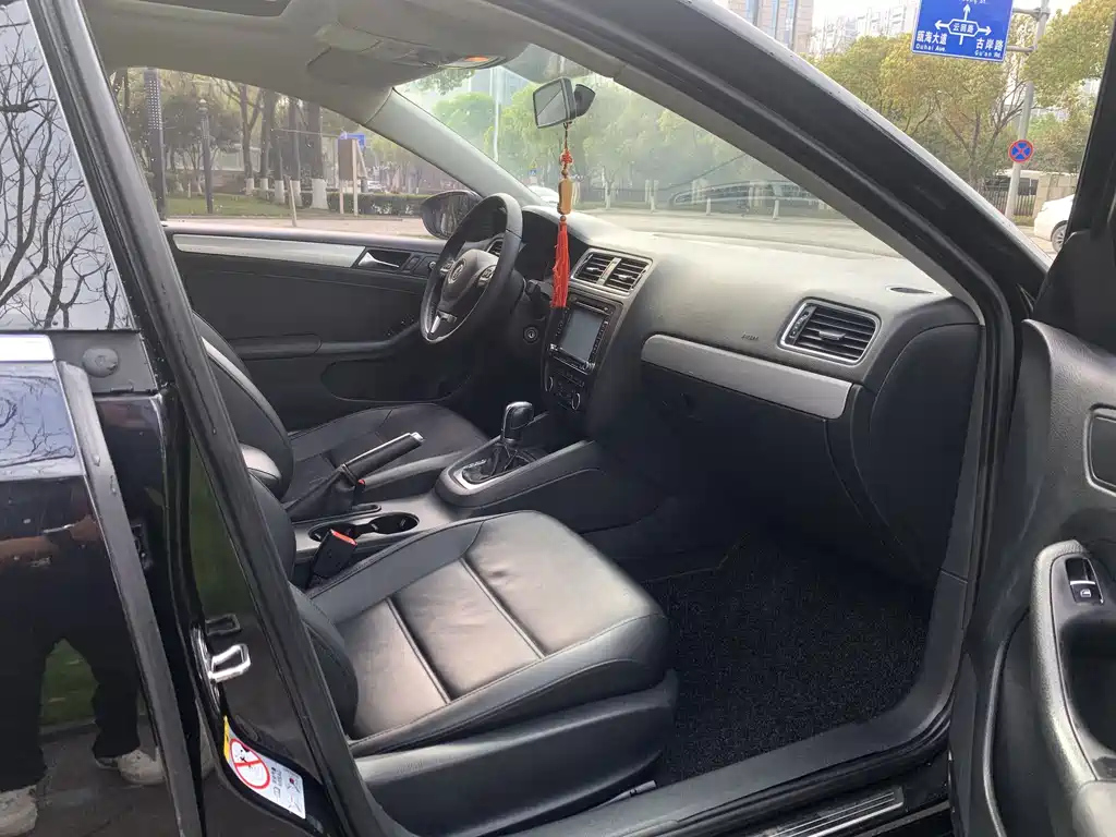 VOLKSWAGEN SAGITAR 2015