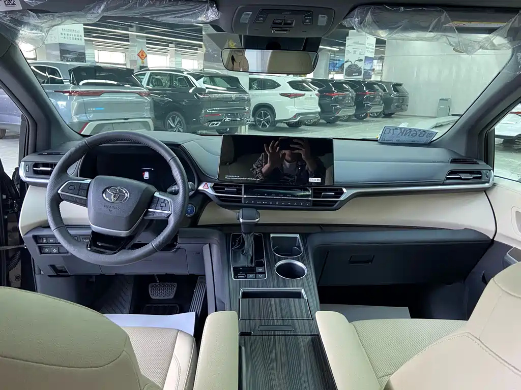 TOYOTA GRANVIA 2024