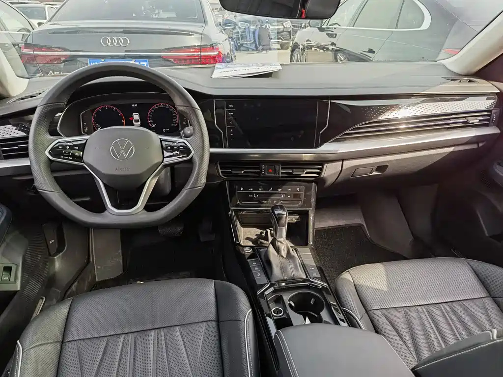 VOLKSWAGEN PASSAT 2023