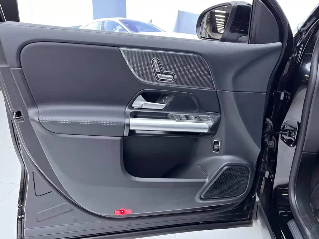 MERCEDES BENZ EQA 2023