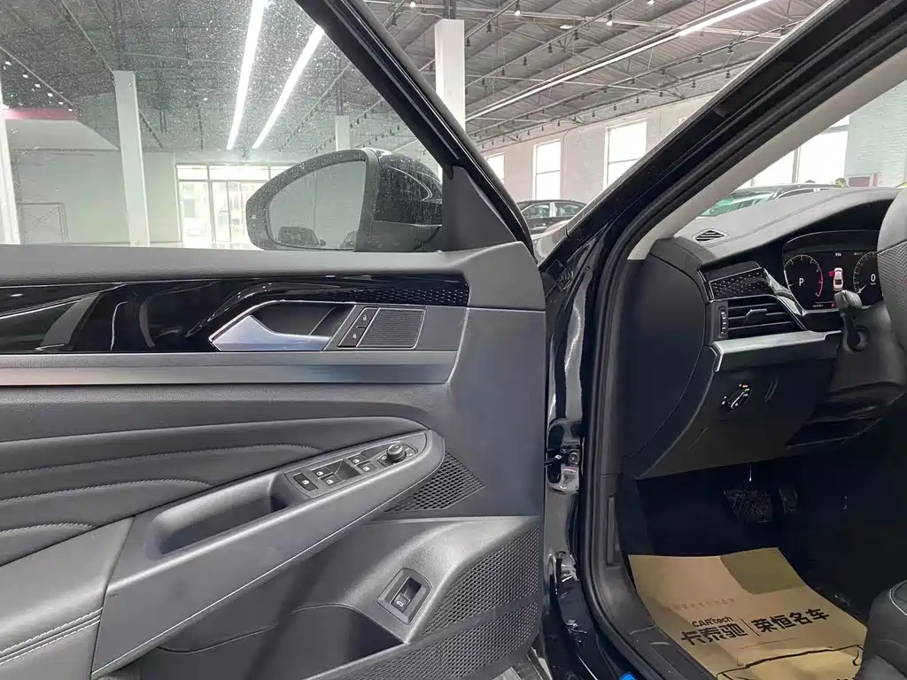 VOLKSWAGEN PASSAT 2024