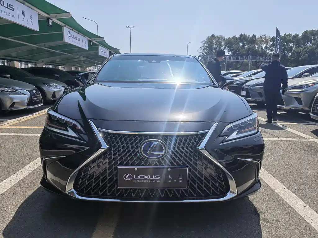 LEXUS ES 2020