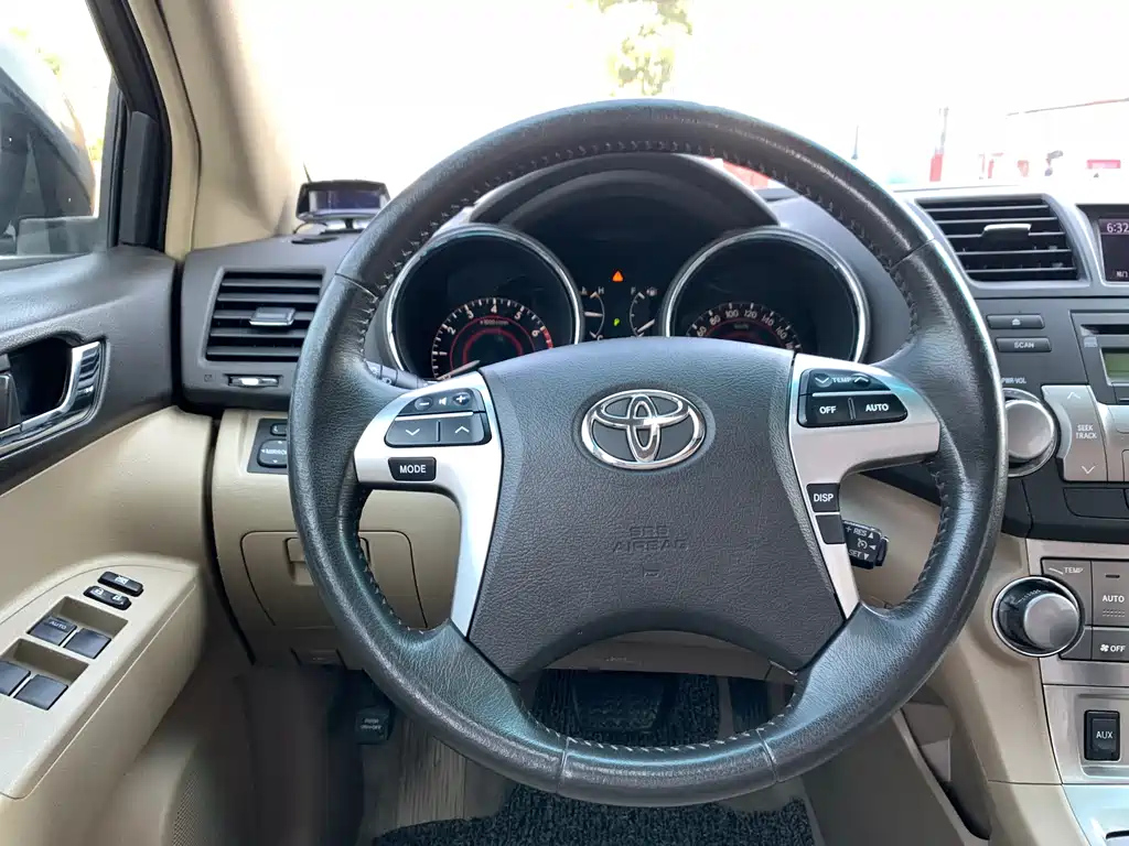 TOYOTA HIGHLANDER 2013