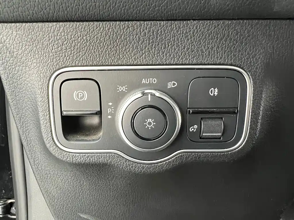 MERCEDES BENZ GLB 2023