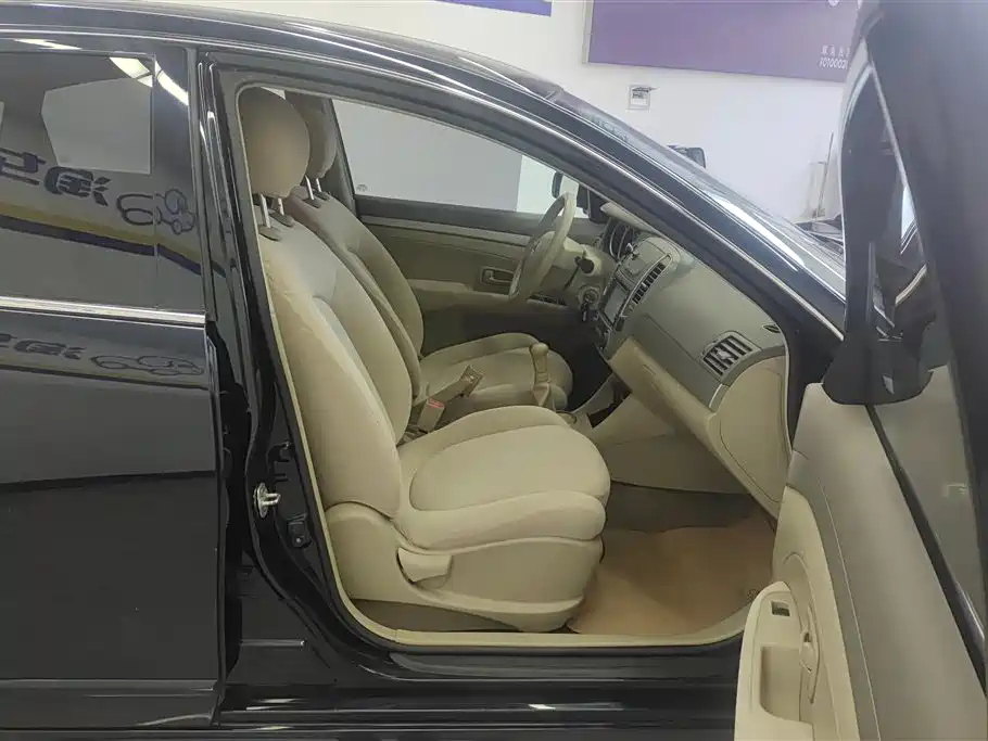 NISSAN SYLPHY 2016