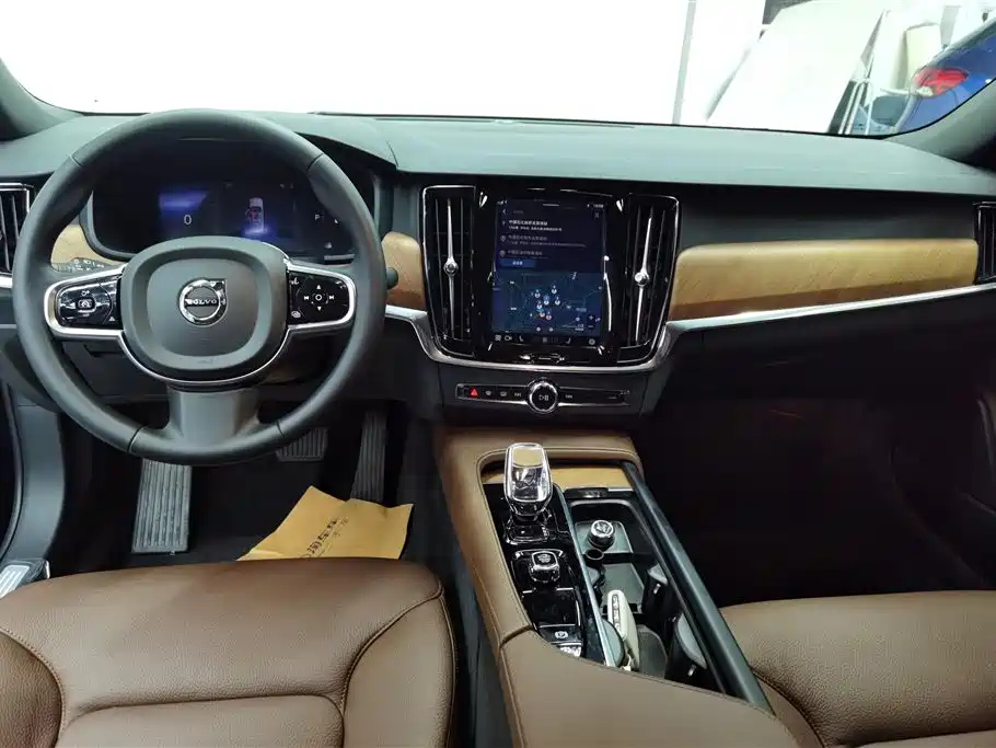 VOLVO S90 2023