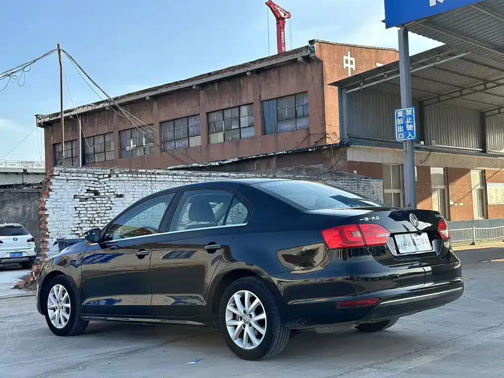 VOLKSWAGEN SAGITAR 2013