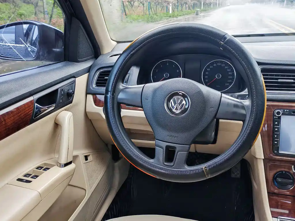 VOLKSWAGEN LAVIDA 2015