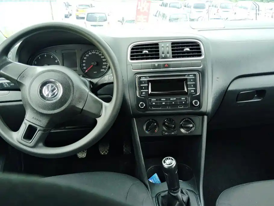 VOLKSWAGEN POLO 2013