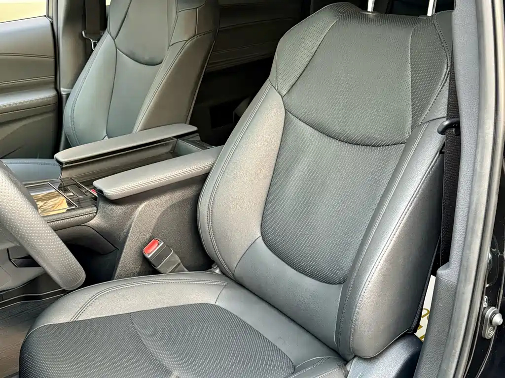 TOYOTA GRANVIA 2023