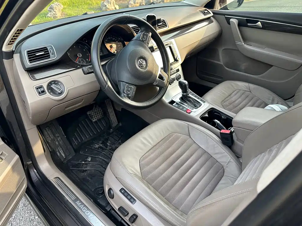 VOLKSWAGEN MAGOTAN 2012
