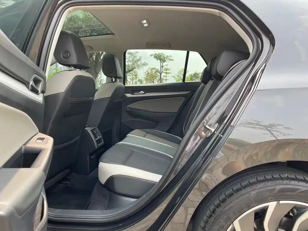 VOLKSWAGEN GOLF 2023