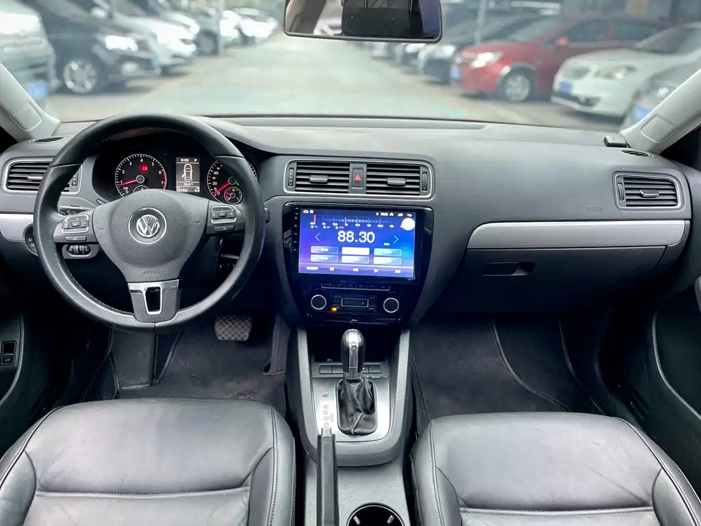 VOLKSWAGEN SAGITAR 2013