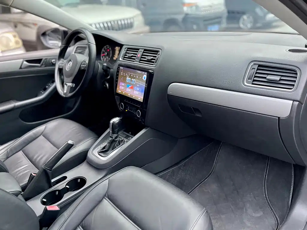 VOLKSWAGEN SAGITAR 2013