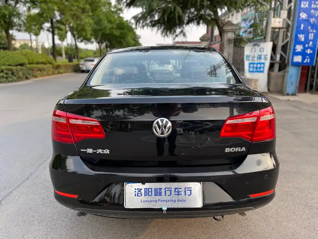 VOLKSWAGEN BORA 2015