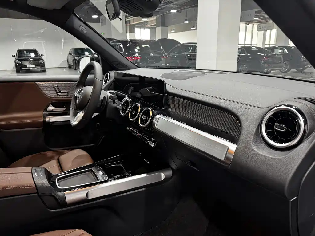MERCEDES BENZ GLB 2024
