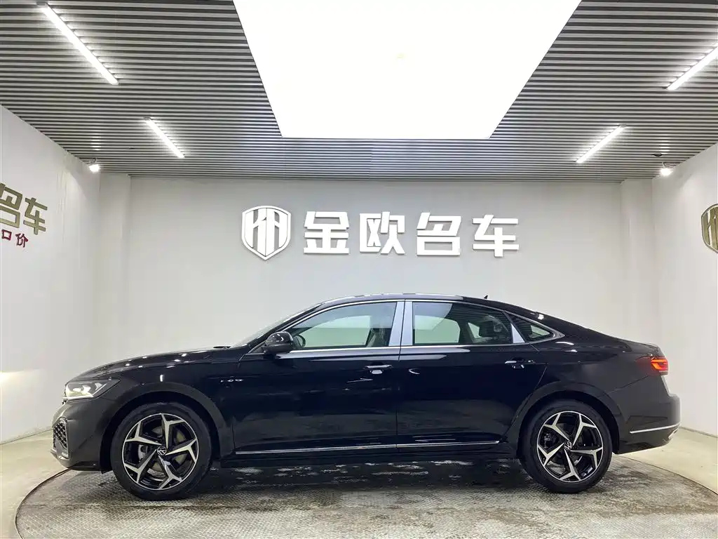 VOLKSWAGEN PASSAT 2024
