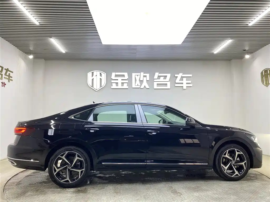 VOLKSWAGEN PASSAT 2024