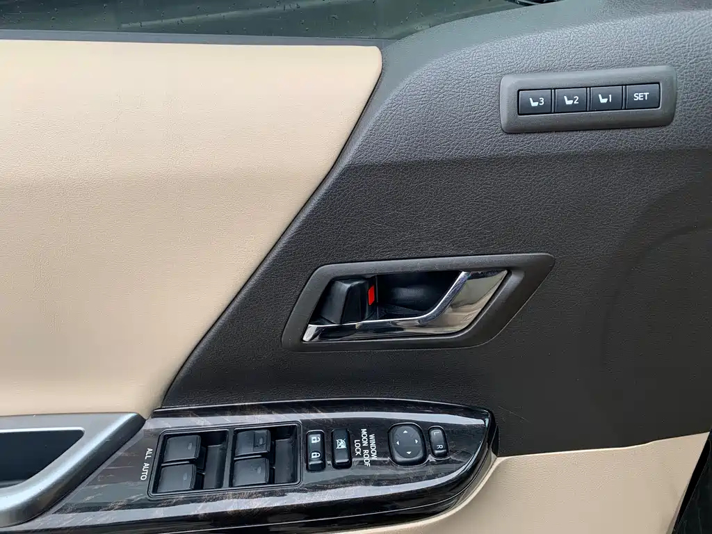 TOYOTA ALPHARD 2012