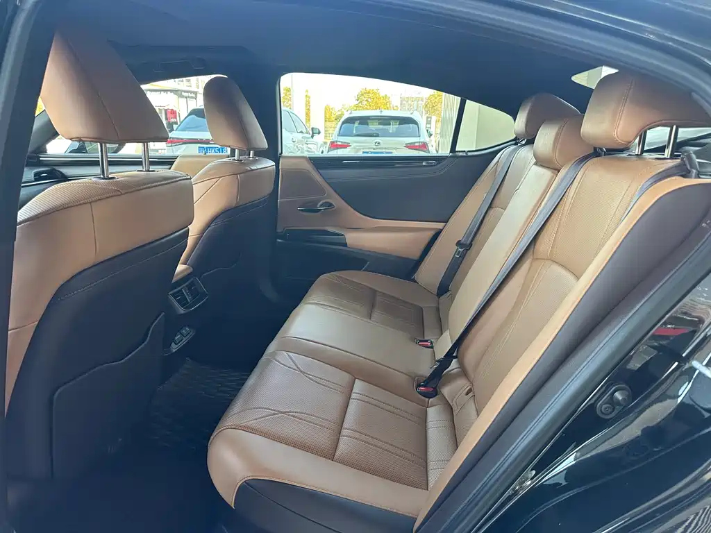 LEXUS ES 2020