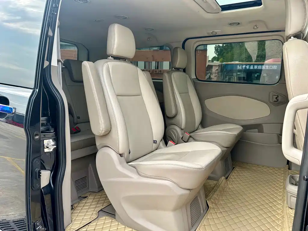 FORD TOUREO 2018
