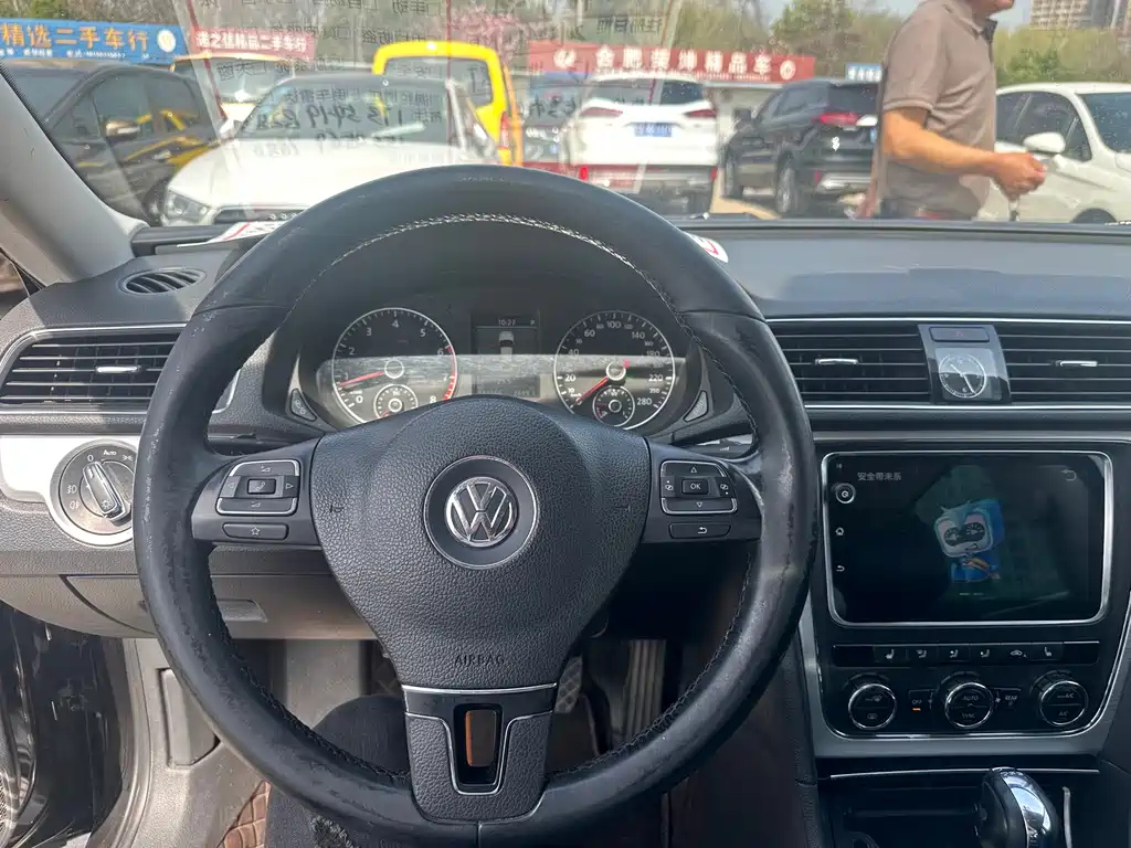 VOLKSWAGEN PASSAT 2013