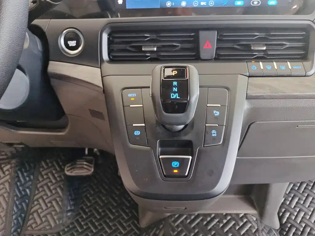 FORD TOUREO 2023