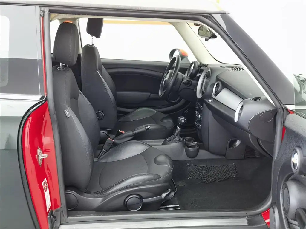 MINI CLUBMAN 2011