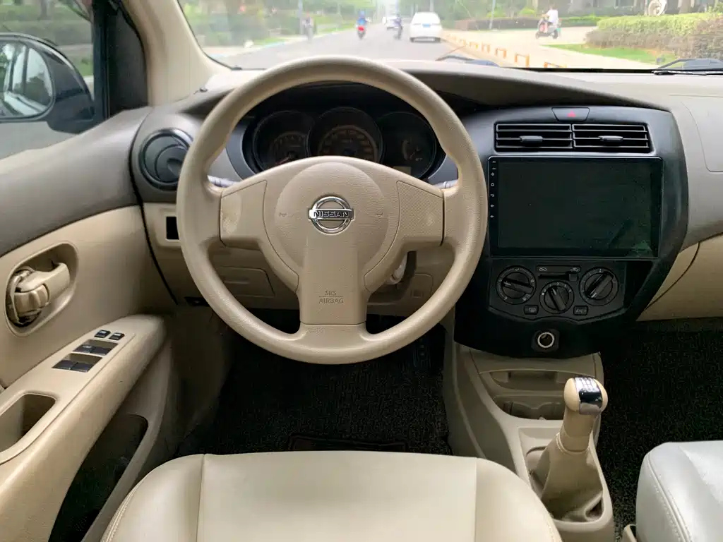NISSAN LIVINA 2010