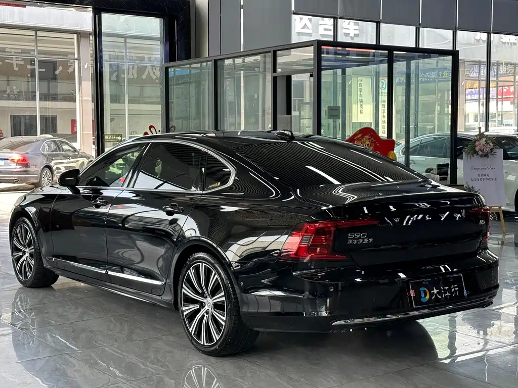 VOLVO S90 2023