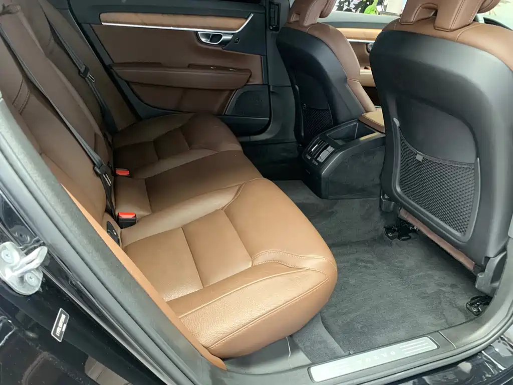 VOLVO S90 2023