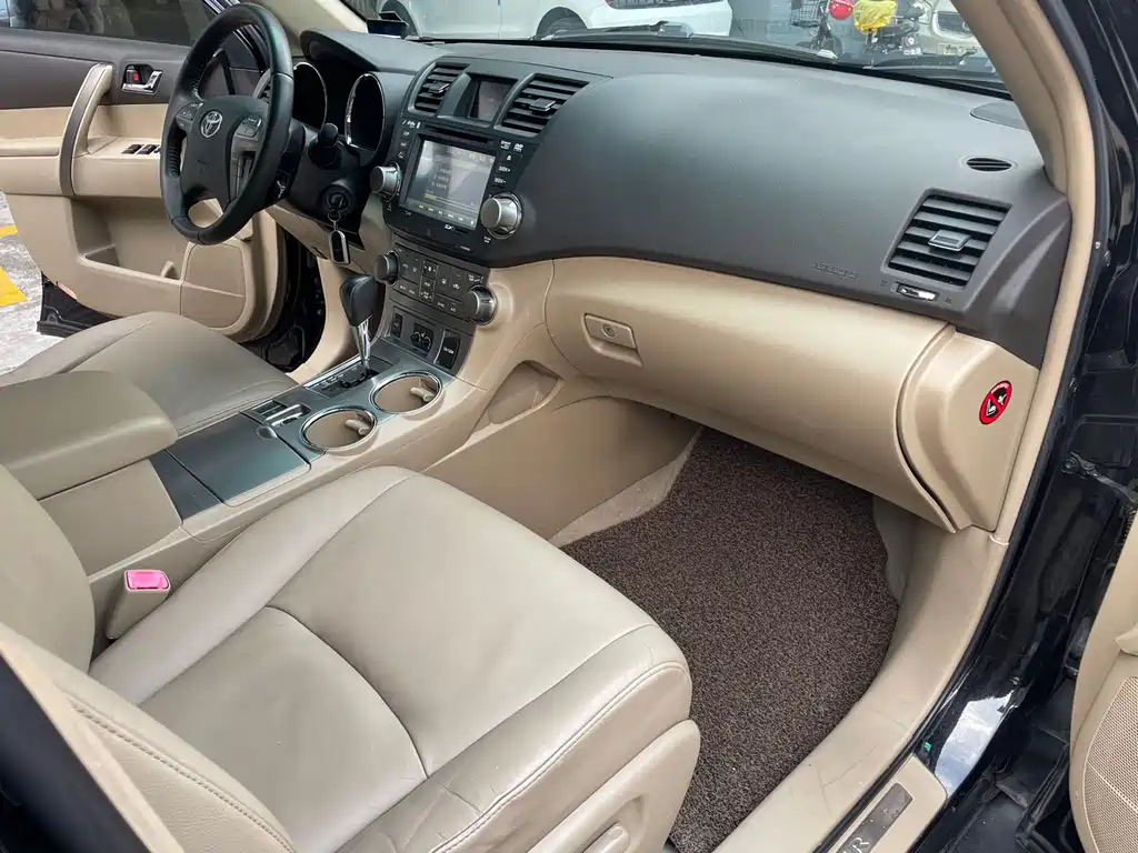 TOYOTA HIGHLANDER 2011